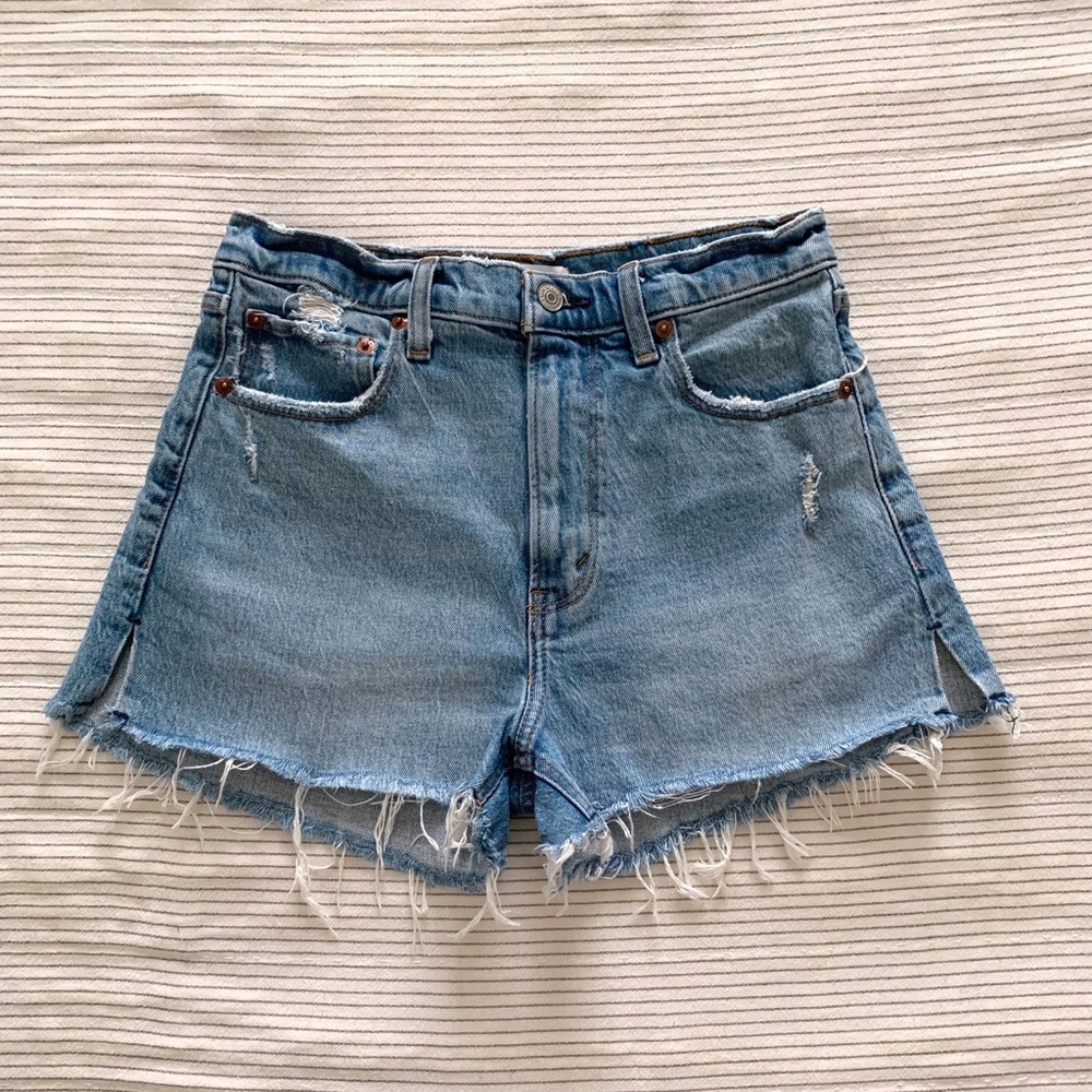 Abercrombie & Fitch High Rise Mom Shorts - Medium Light Wash
